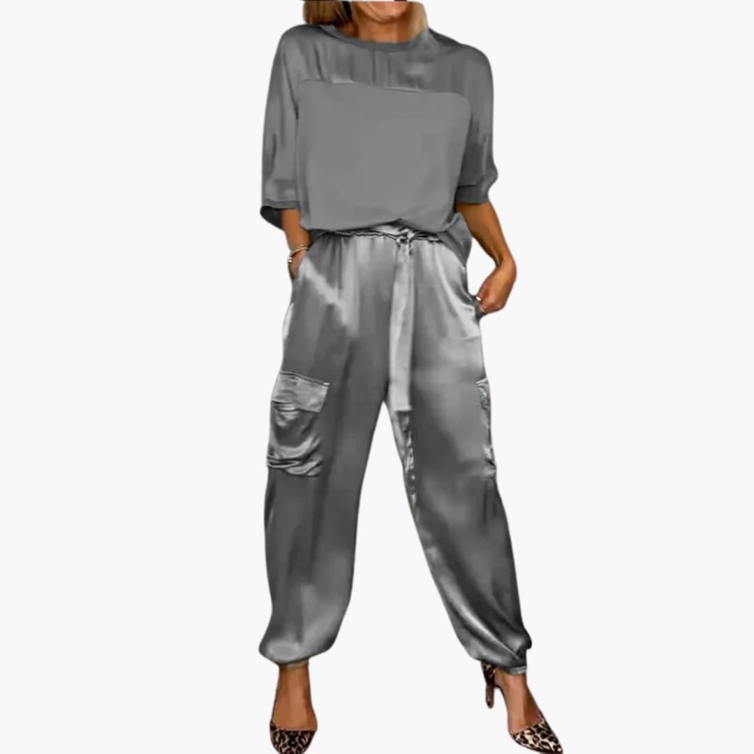 Women’s two-piece set with short sleeves and trousers