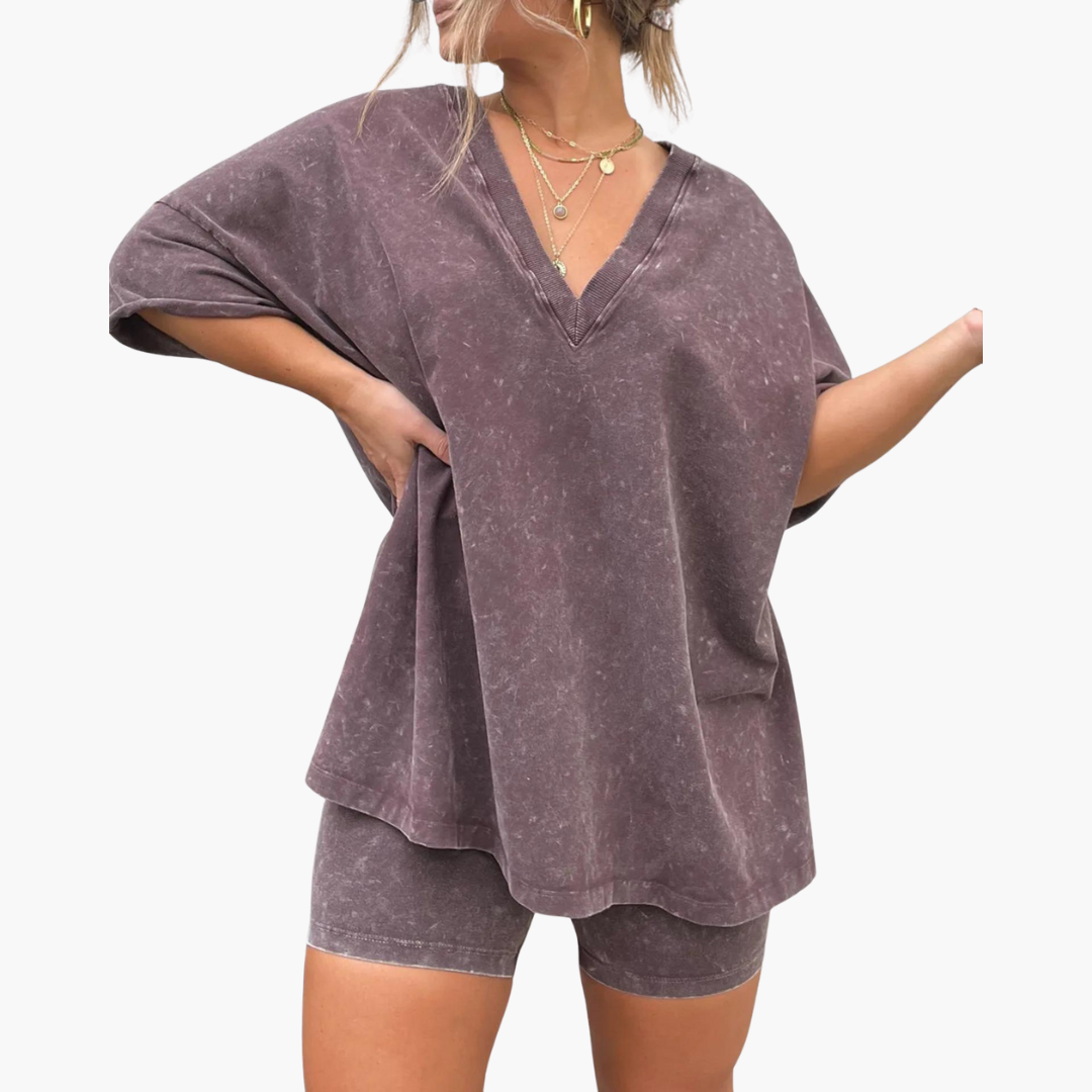 Women’s two-piece set with short sleeves and shorts