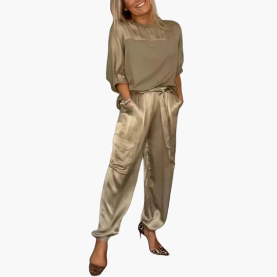 Women’s two-piece set with short sleeves and trousers