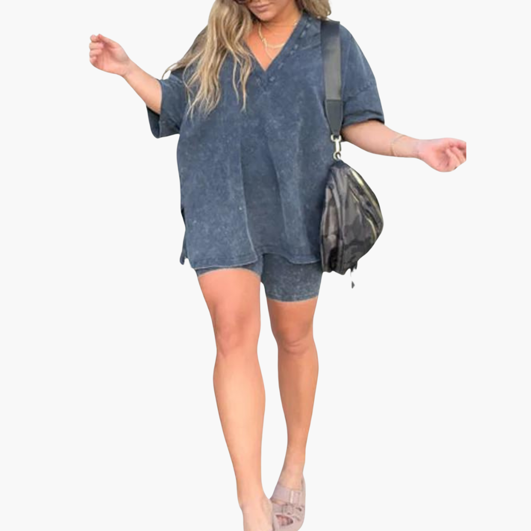 Women’s two-piece set with short sleeves and shorts