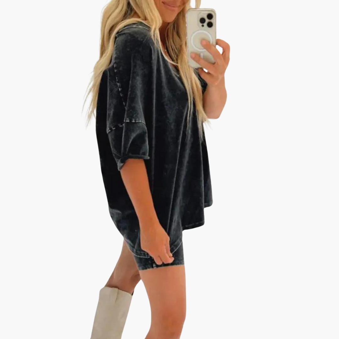 Women’s two-piece set with short sleeves and shorts