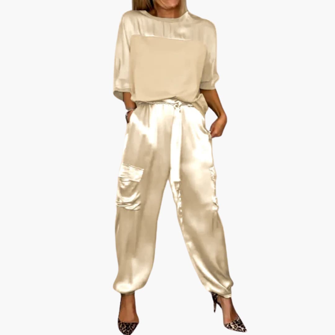 Women’s two-piece set with short sleeves and trousers