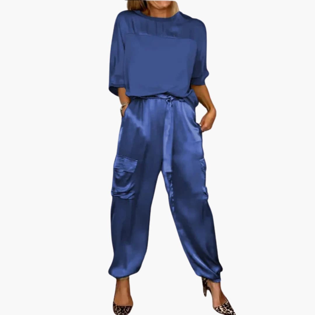 Women’s two-piece set with short sleeves and trousers