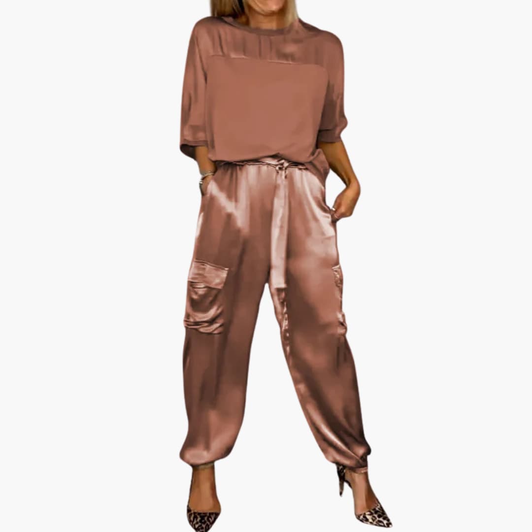Women’s two-piece set with short sleeves and trousers